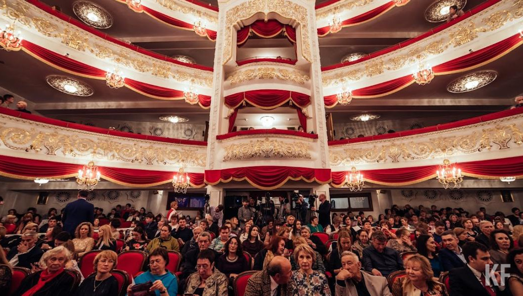 С каждым годом попытки заядлых театралов попасть на знаменитый балет Чайковского становятся все абсурднее и опаснее. Совсем недавно у касс Большого задавили двух девушек