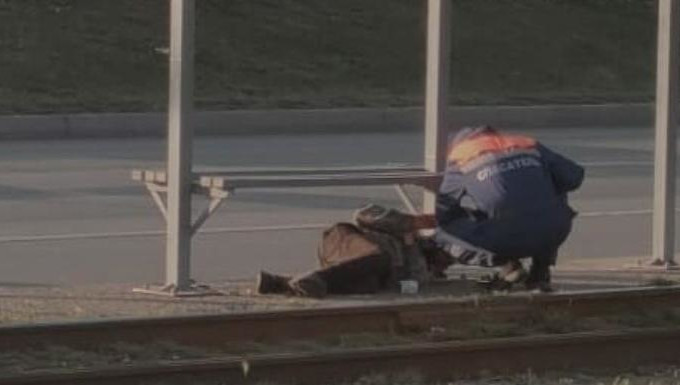 Сотрудники МЧС демонтировали элементы деревянной конструкции и извлекли мужчину.