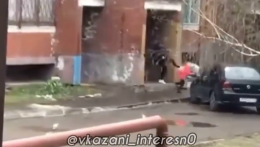 Женщина била ребенка ногами на глазах у прохожих.