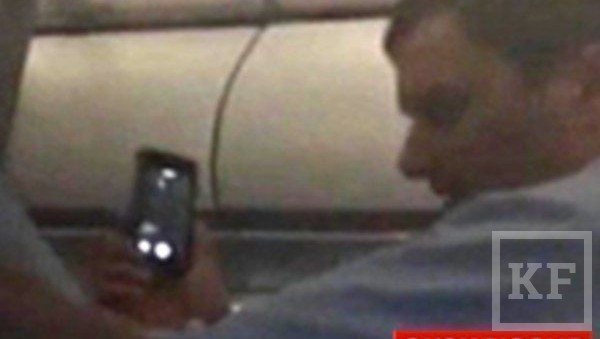 Депутат Госдумы Александр Хинштейн нарушил правила поведения пассажиров в самолете