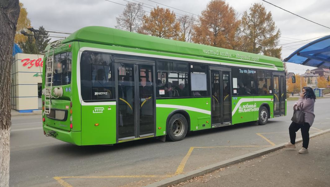 Хоть на центральных улицах нефтеграда проблем с обеспеченностью автобусами и троллейбусами не возникает