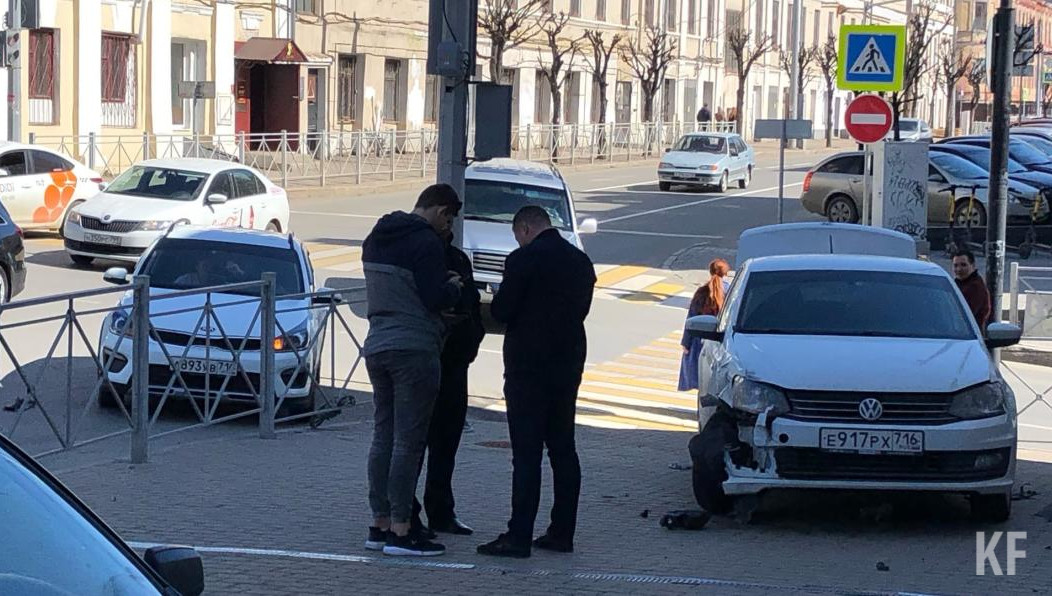 Авария произошла на оживленном перекрёстке в центре города.