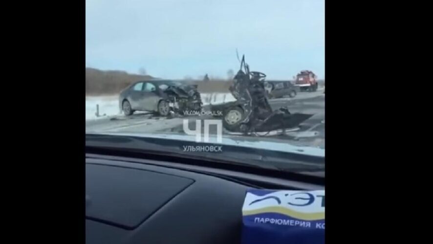 В автомобильной аварии на трассе Ульяновск-Казань погиб человек. Видео с места ДТП опубликовал в соцсети очевидец.