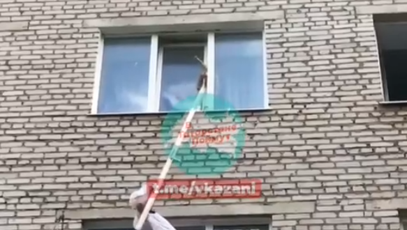 Бесстрашного спасателя аплодисментами наградил весь двор.