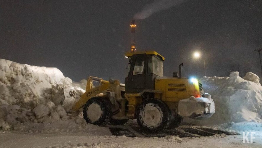 На уборку улиц от снега выйдут 383 дорожных рабочих и 454 единицы спецтехники.