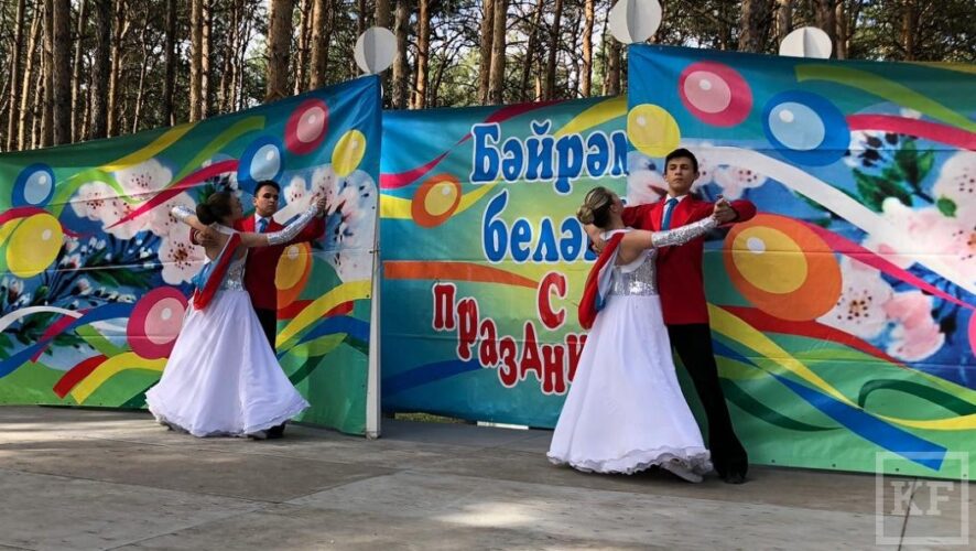 С праздником горожан поздравили мэр города Наиль Магдеев и депутат Госсовета РТ Ильдар Шамилов.