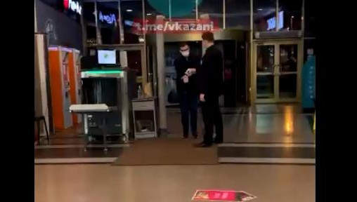 Очевидцы опубликовали видео-доказательство в соцсети.