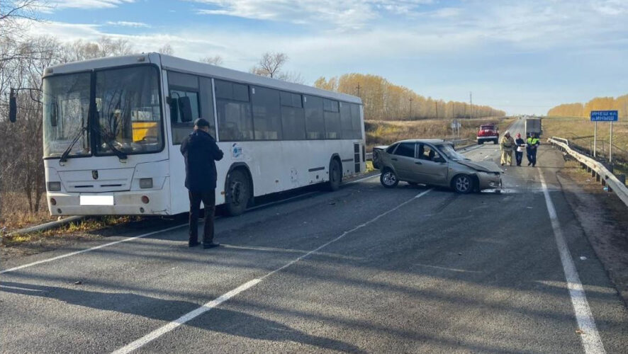Пострадали два человека из легковушки.