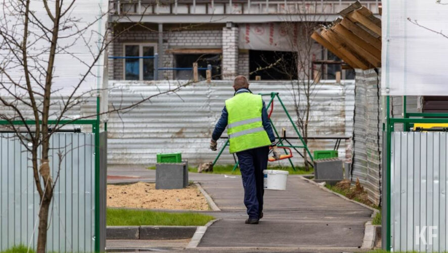 Чаще всего горожане не доносят до мусорок шелуху от семечек