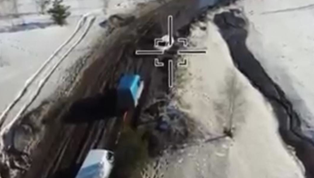 В сети появилось видео с застрявшими в грязи автомобилями.