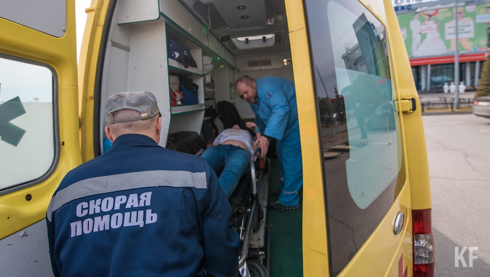 Женщина лежала на кровати