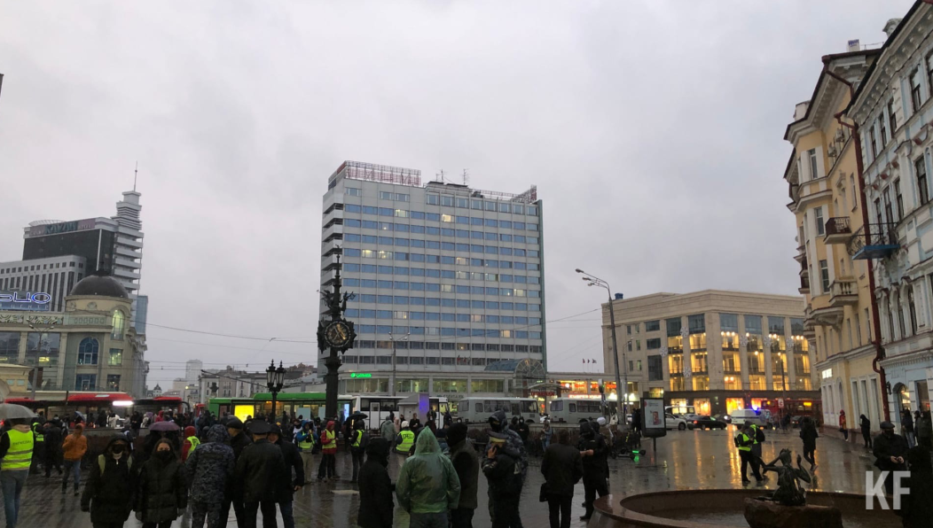 Льёт проливной дождь