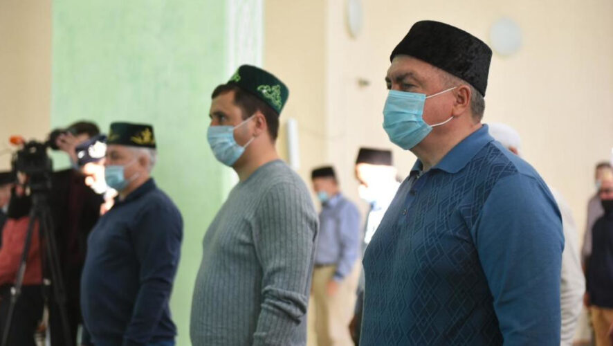 Они прошли в 15 мечетях автограда.