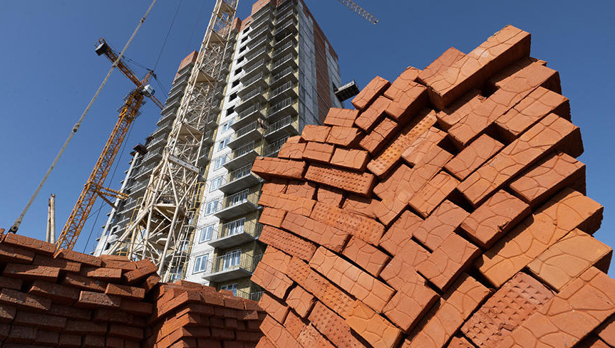 Сейчас там идут фасадные работы