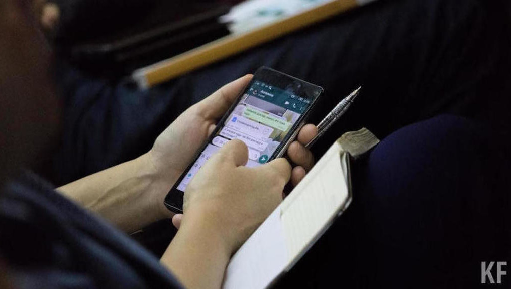 Женщина отнесла телефон в ломбард.