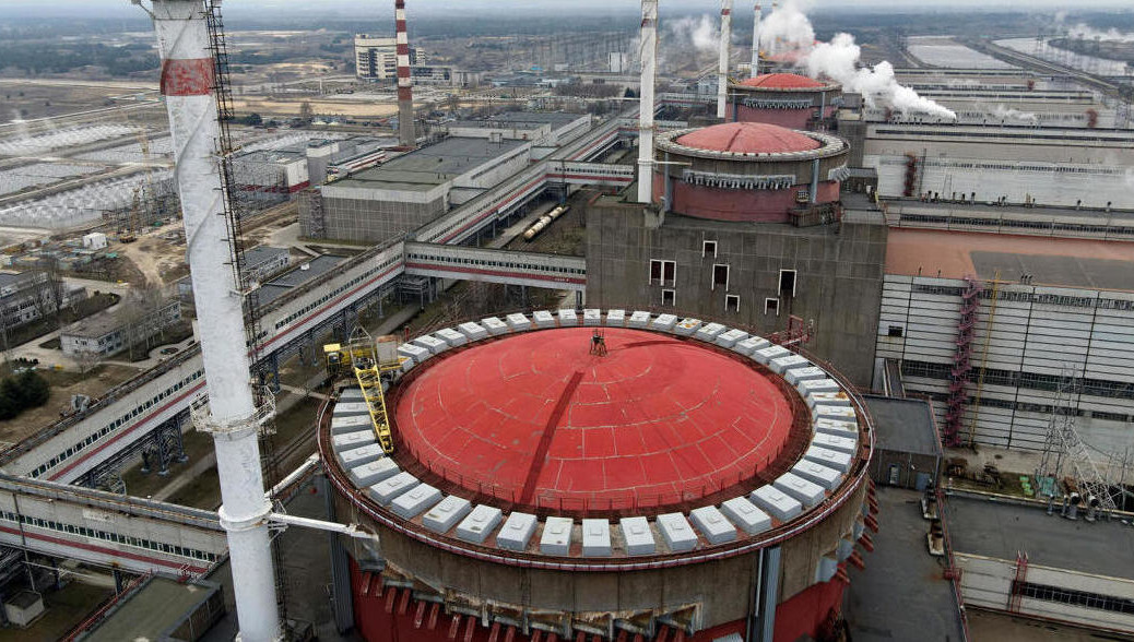 Сотрудники международного агентства по атомной энергии осмотрели место обстрела объекта снарядами ВСУ.