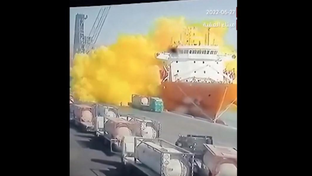 Спасатели устраняют последствия ЧП.