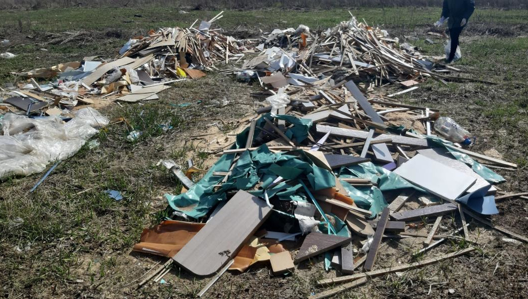 Нарушитель свалил строительный мусор и ртутные лампы на территории Письмянского сельского поселения.