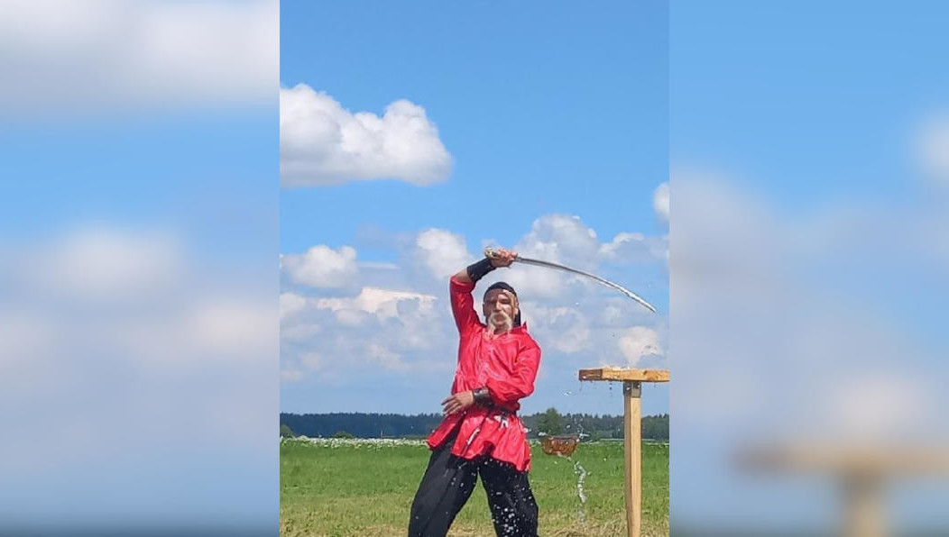 Мужчина неудачно зашёл за спину своего спарринг-партнёра и получил удар в грудь.