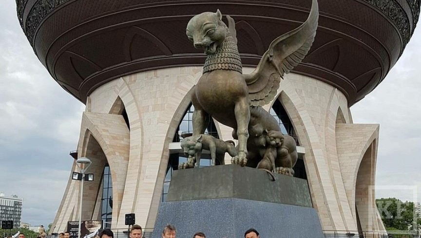 Президент Татарстана Рустам Минниханов официально открыл скульптурную композицию «Он и Она» Даши Намдакова