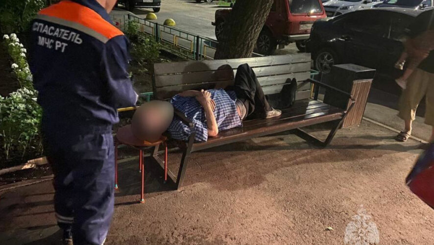 Мужчину вызволили и передали медикам.