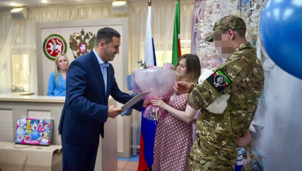 Семью поздравил руководитель исполкома города.