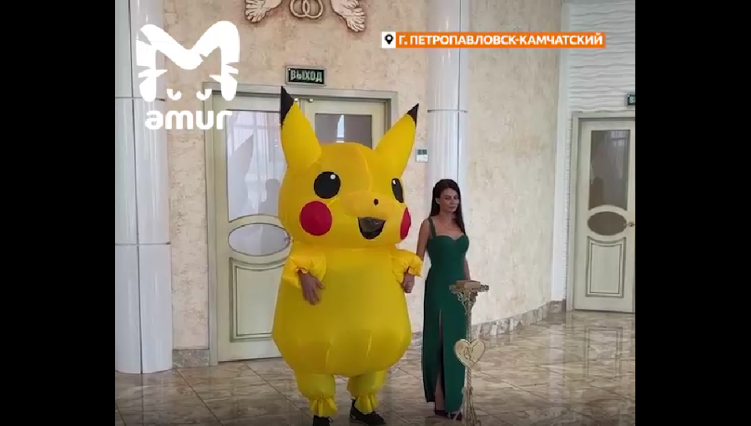 В конце церемонии жениху пришлось вернуться в прежний облик.