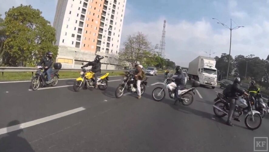 В ночь с 13 на 14 июля в Казани на Проспекте Победы между полицейскими и мотоциклистами произошла потасовка