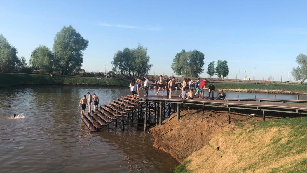 Местный житель Алексей Тимофеев просит организовать здесь пост спасателя