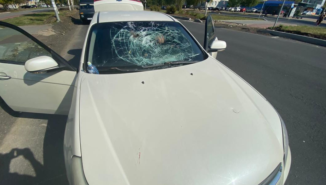 Пенсионер получил травму головы и перелом.