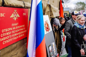 В Казани устроили презентацию военной службы под звуки «Стрижей» с армейской кашей.