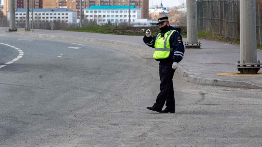 При появлении очевидцев священнослужитель поторопился снять свое облачение.