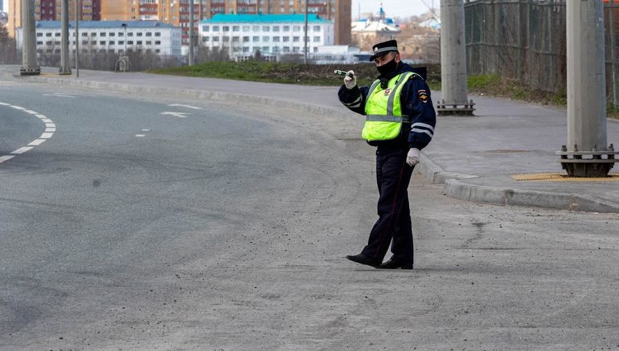 При появлении очевидцев священнослужитель поторопился снять свое облачение.