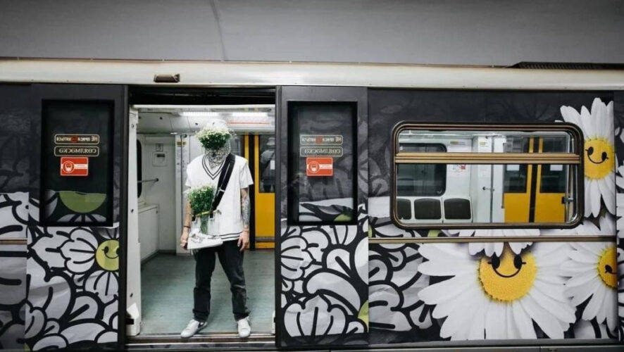 Фотографии его работ опубликованы в Инстаграм.