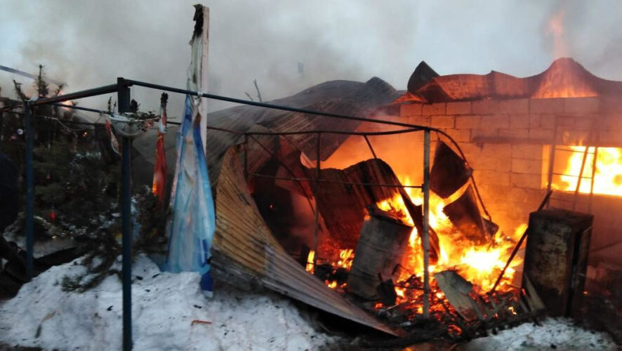 Пожарные регулярно выезжают на тушение сухостоя