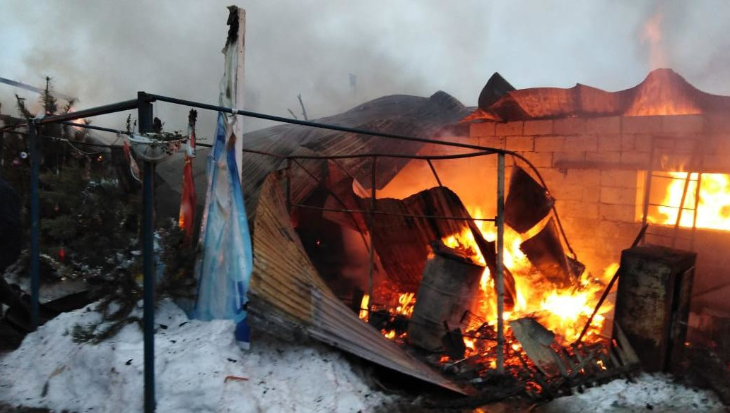 Пожарные регулярно выезжают на тушение сухостоя