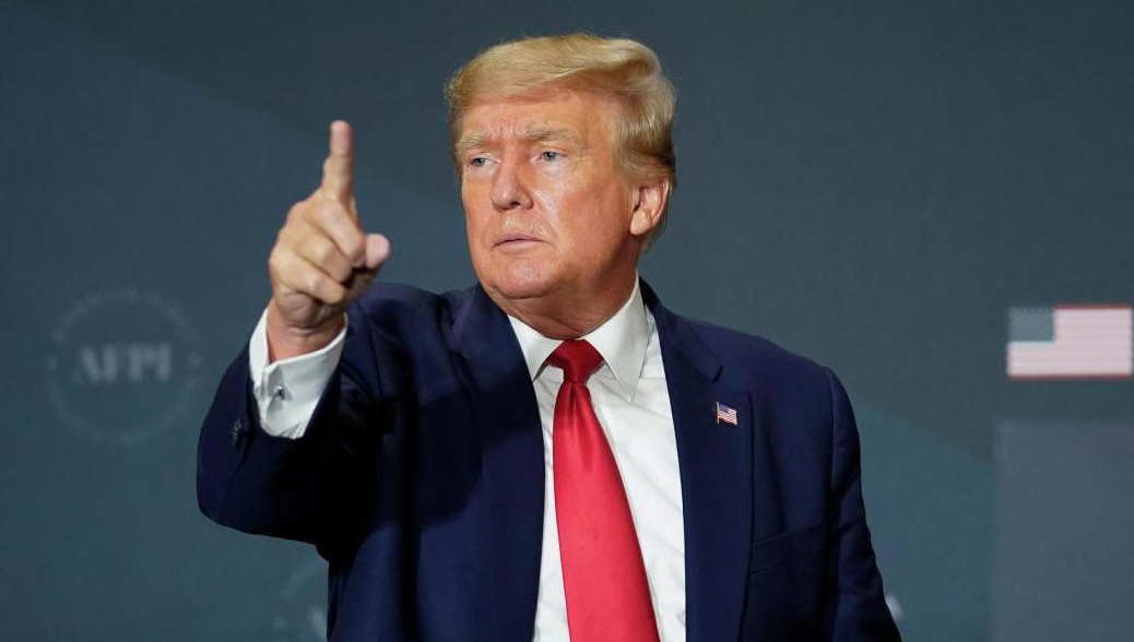 Также он назвал Джо Байдена коррумпированным и некомпетентным.