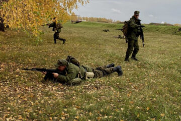 С самого начала октября весь день призванных из запаса татарстанцев проходит на военном полигоне. Тут профессионалы обучают их боевым основам.