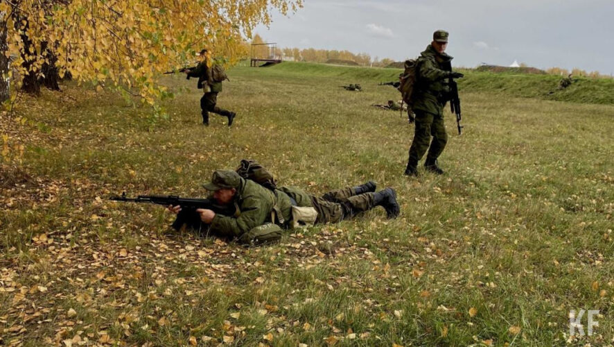 С самого начала октября весь день призванных из запаса татарстанцев проходит на военном полигоне. Тут профессионалы обучают их боевым основам.