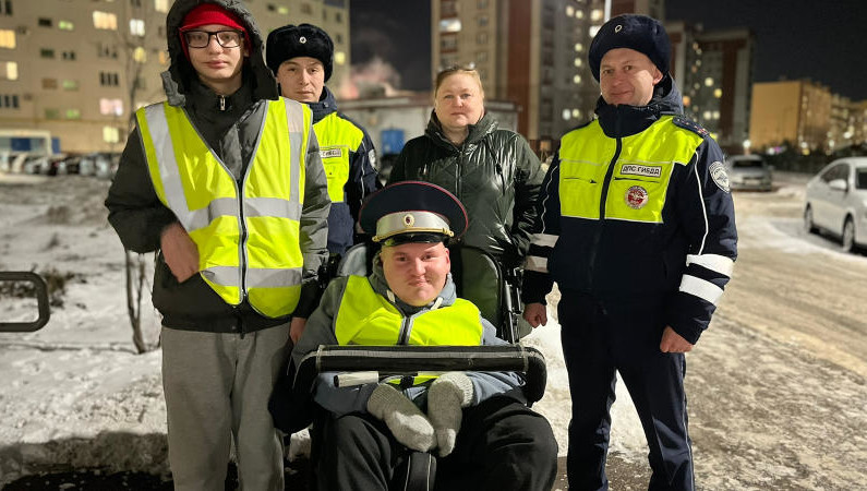 Молодой человек с детства мечтал стать сотрудником ГИБДД.