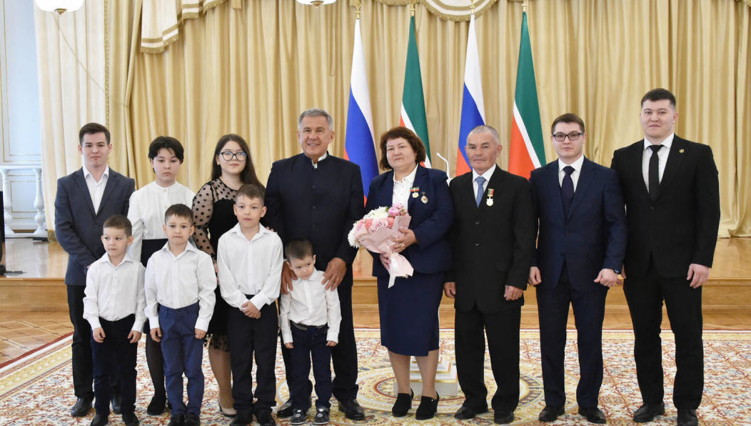 Президент наградил пять супружеских пар медалью «Родительская доблесть».