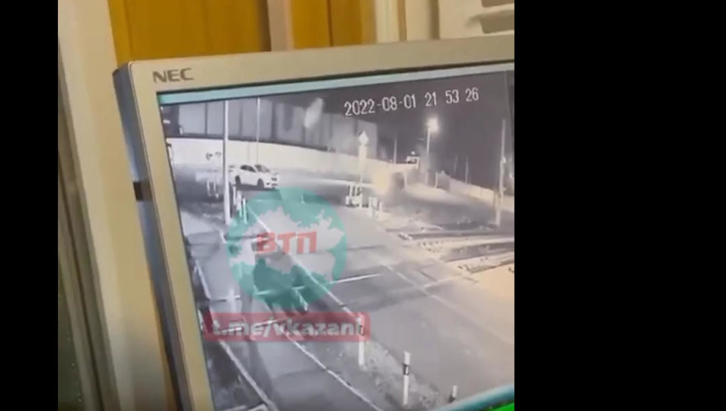 Молодая женщина отвлеклась на телефон