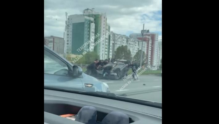 Проезжавшие мимо водители вышли из своих авто