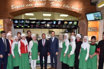 Президент Татарстана Рустам Минниханов посетил в Казани новый ресторан быстрого питания «Тубэтэй»