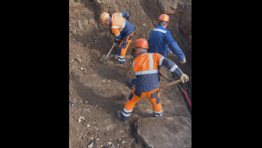 В жилых домах задерживают подачу горячей воды.
