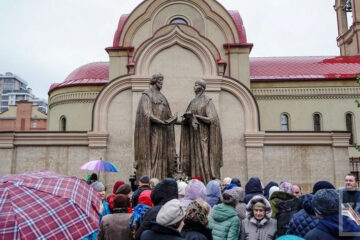 Памятник святым Петру и Февронии появился возле Храма в честь священномученика Кирилла Казанского.