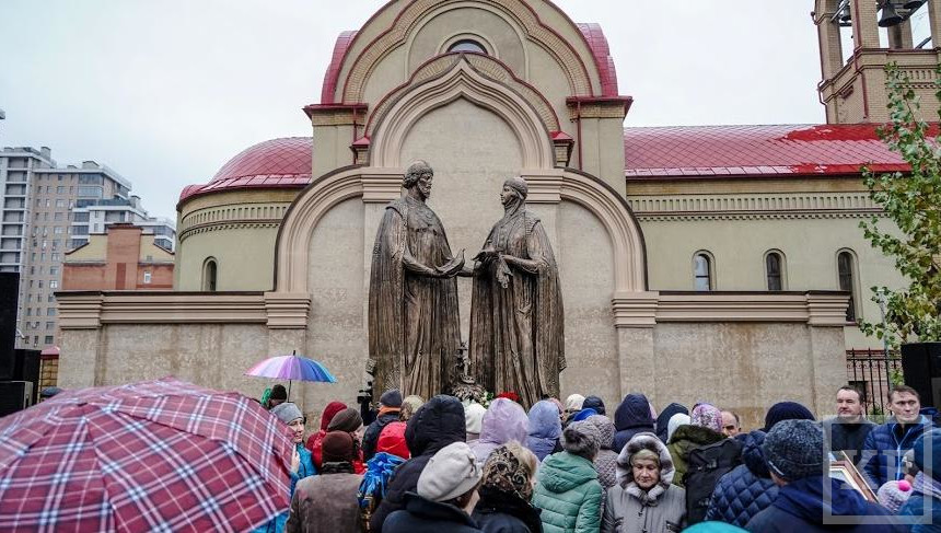 Памятник святым Петру и Февронии появился возле Храма в честь священномученика Кирилла Казанского.