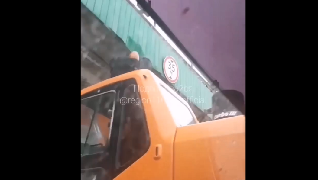 Очевидцы опубликовали видео с места происшествия.