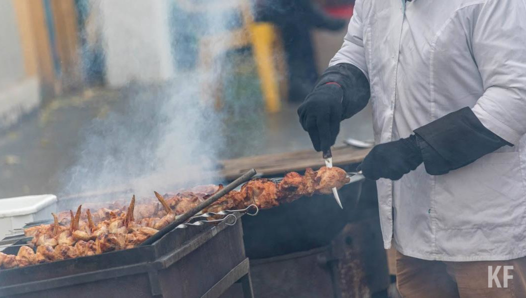 Одно из основных правил - покупать мясо для шашлыка только в проверенных местах.