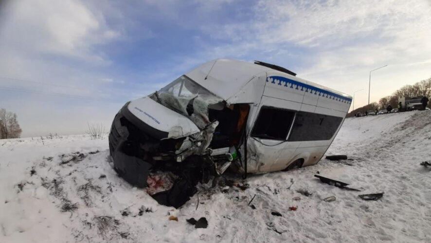 Двух человек зажало в салоне.
